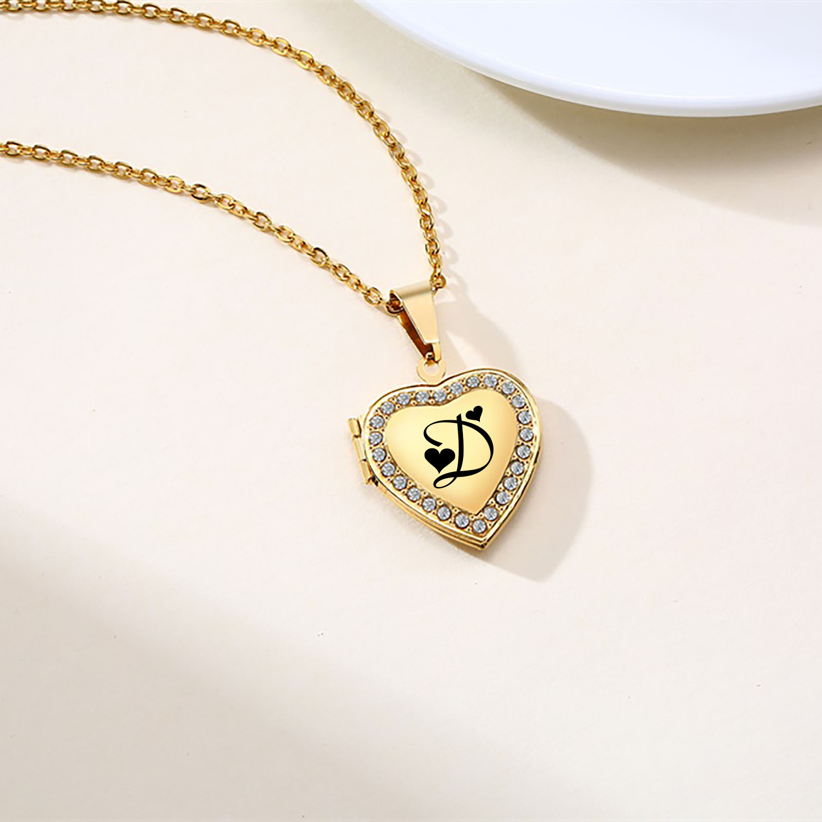 Heart Locket Necklace Photo - Pendentif médaillon en forme de cœur