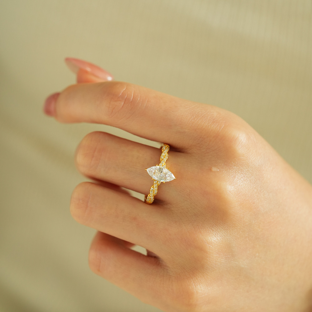 Bague Lumira en or 18 carats a - Moissanite Engagement Ring 1 Carat avis et prix
